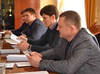 Закарпатські депутати обговорили катастрофічний стан доріг краю. Бідкаються, що мало грошей на ремонт