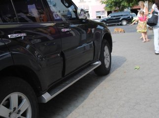 В самому центрі Мукачева водій припаркував свого джипа прямо на тротуар та під знак "Зупинку заборонено" (ФОТО)