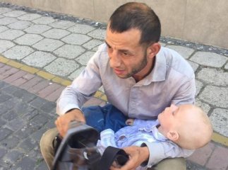 Прокуратура порушила кримінальне провадження проти чоловіка, який у центрі Мукачева жебракував з нерухомою дитиною