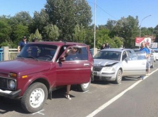 На транспортному мосту в Ужгороді сталась потрійна ДТП