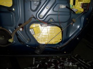 Виноградівські митники конфіксували іномарку, у якій виявили 450 пачок цигарок
