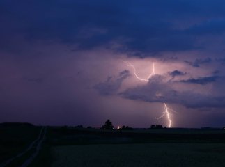 Дощ з грозою, подекуди град: жителів області попередили про наближення негоди