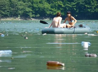 Люди перетворили Теребле-Ріцьке водосховище на помийницю і в ній же відпочивають (ФОТО)