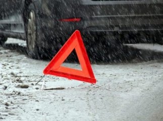 Закарпатці потрапили в ДТП. Автомобіль з’їхав у кювет і перекинувся