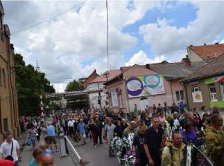 Сила-силенна людей пришли провести в останню путь загиблого у зоні АТО берегівчанина