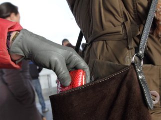Від дівчини у маршрутці вкрали гаманець. Вона наздогнала крадійку