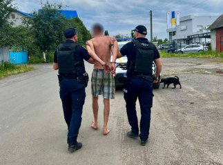 Чоловік із сокирою в руках поводився агресивно та кидався на людей
