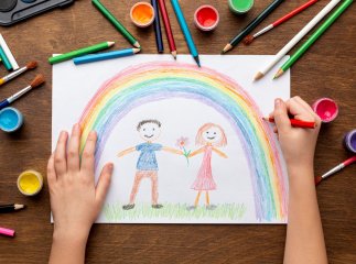 Старі малюнки та табелі не просто так лежать у шафі: що вони означають для батьків