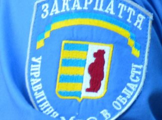 Закарпатські міліціонери носять на уніформі невідому тварину з черевцем (ВІДЕО)