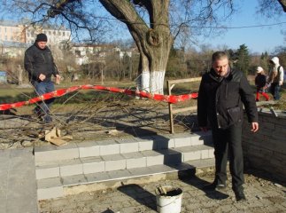 В Ужгороді вандали понищили щойно відремонтовані сходи у скверику на Православній набережній (ФОТО)