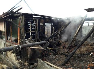 Жахлива нічна пожежа: чоловік із донькою ледь не згоріли живцем