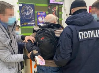 Вимагав 4 тисячі доларів: на Закарпатті викрили митника