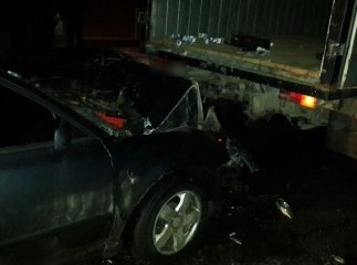 "Фольксваген Пассат" влетів у вантажівку: чоловік, який в цей час чіпляв гірлянди на стовп, загинув