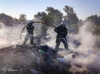 Вогнеборці понад 6 годин гасили пожежу на сміттєзвалищі в області
