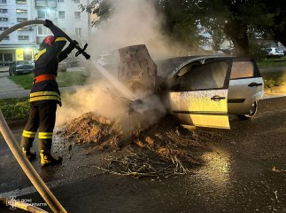 Вранці посеред вулиці загорівся легковик Вранці посеред вулиці загорівся легковик