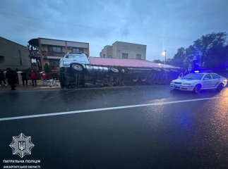 На Закарпатті перекинулась вантажівка: фото та подробиці від поліції