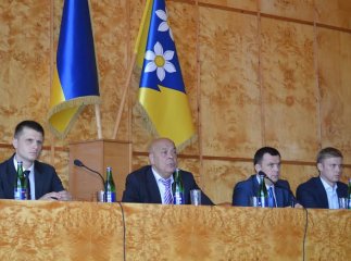 Бюджетників попросили вийти з партій, у тому числі провладних
