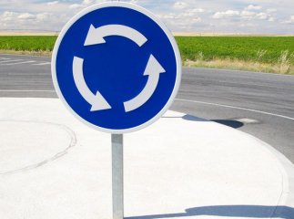 Нові правила: як тепер їздити закарпатським водіям на перехрестях із круговим рухом