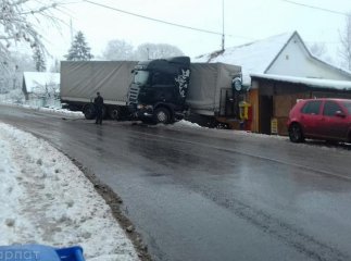 Вантажівка в’їхала у кафе: оприлюднено відео