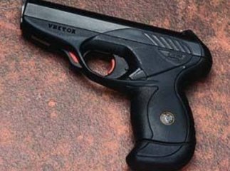 Чоловік вистрелив у вікно сусіднього будинку