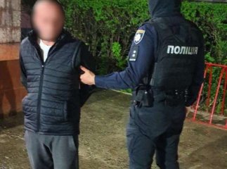 На заправці чоловіка побили та відібрали тисячу євро