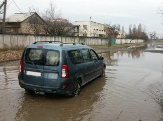 Вулиця в районі туристичної родзинки Мукачева жахає своїми ямами