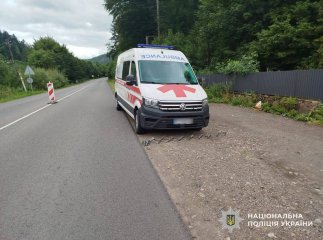На Закарпатті виявили бусик, замаскований під «швидку», для перевезення чоловіків до кордону На Закарпатті виявили бусик, замаскований під «швидку», для перевезення чоловіків до кордону