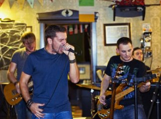 В одному із пабів Мукачева виступив львівський гурт "Дикі серцем"