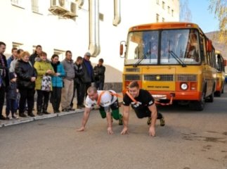 У Виноградові стронгмени встановили рекорд Закарпаття: протягнули заповнений людьми автобус