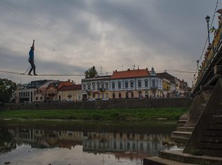 В Ужгороді відчайдух пройшов по канату над річкою Уж