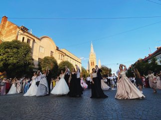 Як мукачівські випускники вальс танцювали: опубліковано відео