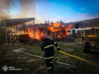 Сонячні панелі згоріли, але врятували щось важливіше: на Ужгородщині вирувала пожежа