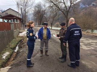 Рятувальники навчали правилам безпеки дорослих і дітей Рахівського району