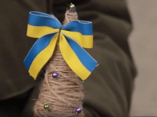 Як в Ужгороді перехожим ялинки дарували