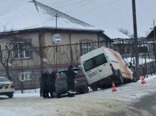 На Іршавщині легковик та бус не поділили дорогу