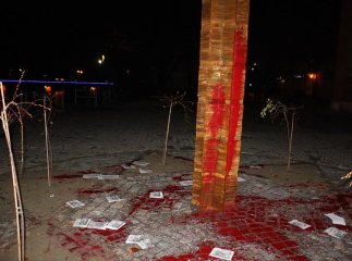 "Дикуни, що облили фарбою пам’ятник Голокосту, закривають Україні шлях до цивілізованої Європи", – Москаль
