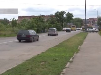 Без тротуару та переходу: на вулиці Баб’яка в Ужгороді пішоходам пересуватись небезпечно