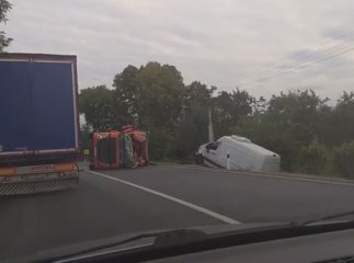 На трасі ускладнений рух через перекинуту фуру: оприлюднено відео