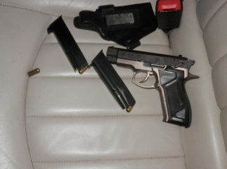 24-річний юнак на елітному "Ягуарі" попався зі зброєю