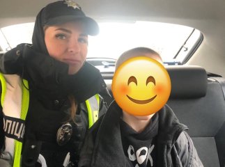 У Мукачеві посеред вулиці помітили босу дитину. Патрульні розповіли, що сталося