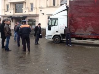 Автомобіль з екраном про хід голосування прогнали з Театральної площі, - Об’єднана опозиція “Батьківщина”