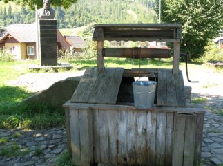 У Берегові жінка впала у криницю, намагаючись дістати з неї відро