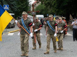 Залишилися мама, донька і брат: Закарпаття попрощалось із полеглим Героєм