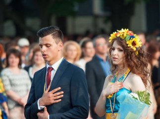 Сукня за ціною старенького "Жигуля": випускний у Закарпатті подорожчав майже удвічі