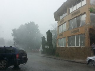 Сильна злива з градом заполонила Ужгород