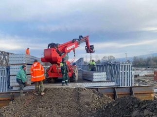Усі частини мосту через річку Тересва змонтовано Усі частини мосту через річку Тересва змонтовано