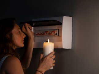 Не залишать у темряві: які речі реально рятують під час відключень світла