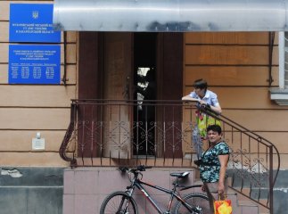 У черзі для подання документів на закордонний паспорт мукачівці повинні очікувати близько місяця