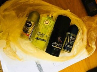 Жінка вкрала із вітрини парфуми, але не врахувала, що все це знімається на відео