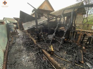 Рятувальники показали фото з місця пожежі, внаслідок якої постраждала жінка